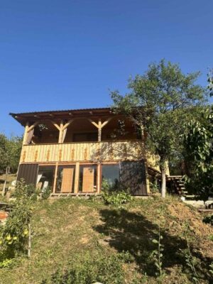 Lepa nova brvnara u Vrdniku se izdaje na dan ili vise