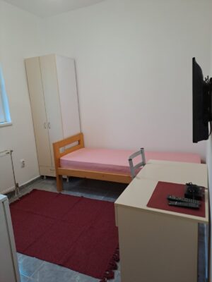 Zemun, Nova Galenika, izdajem sobu za zaposlenu osobu